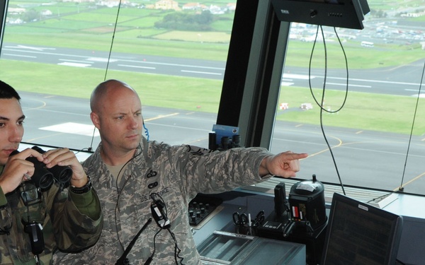Observing approaching aircraft