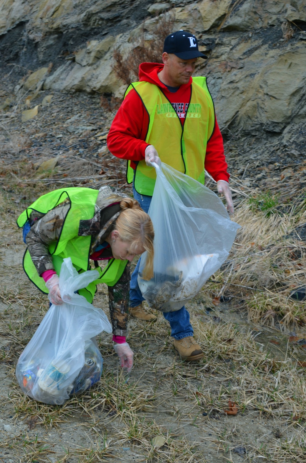 Rainy day is no match for motivated volunteers at Yatesville Lake cleanup