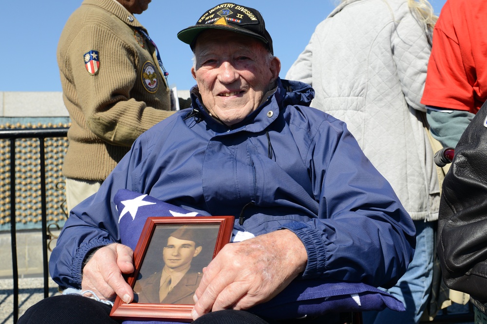 WWII veterans make emotional visit to their memorial in DC