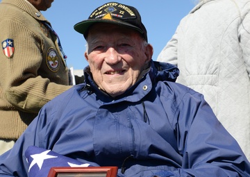 WWII veterans make emotional visit to their memorial in DC