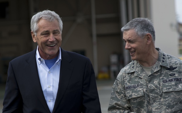 Hagel in Japan