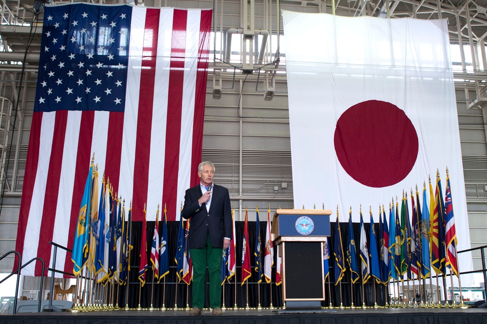 Hagel in Japan