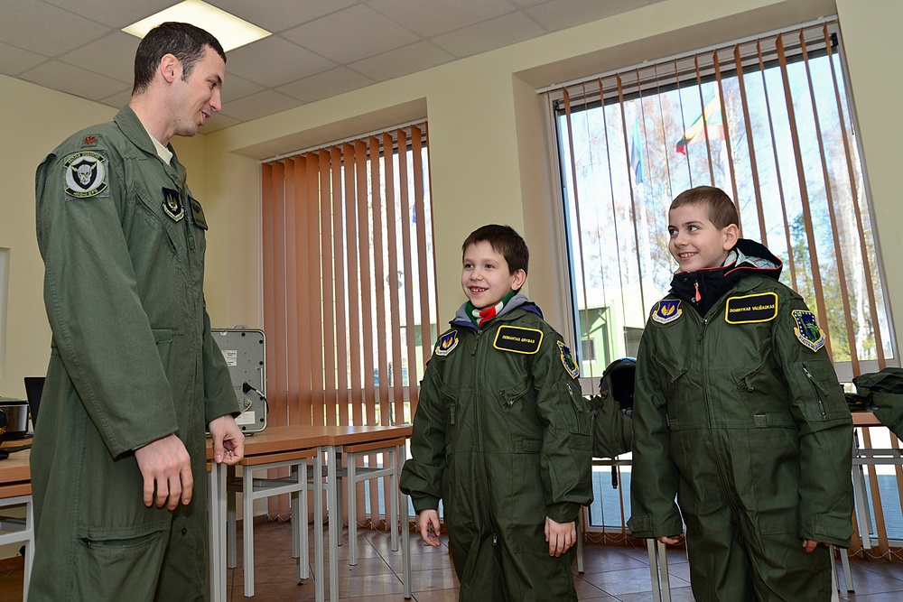 Lithuanian youths become American pilots for a day