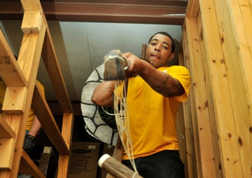 Sailors volunteer at Virginia Living Museum