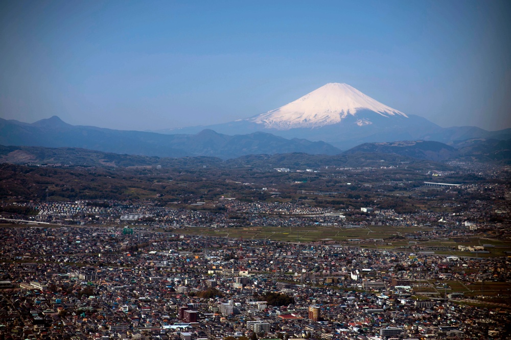 Hagel meets with Japanese officials