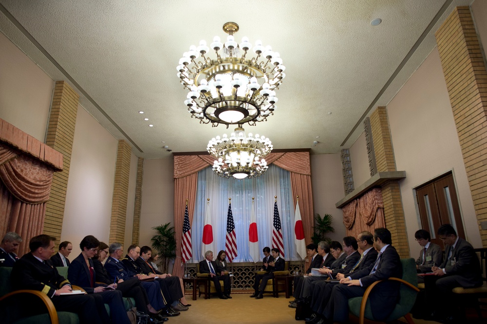 Hagel meets with Japanese officials