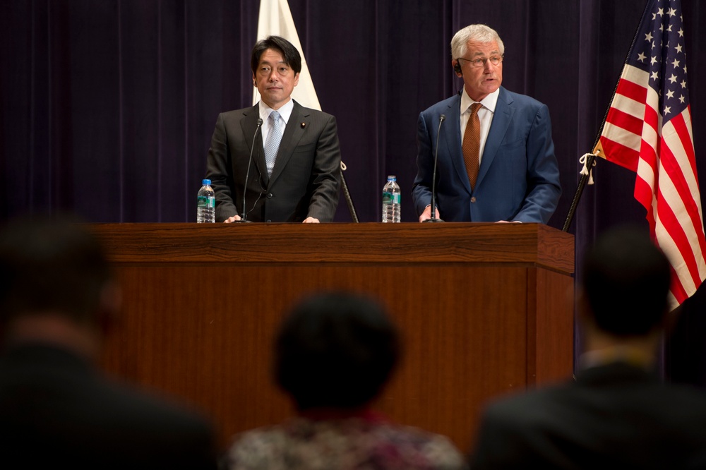 Hagel meets with Japanese officials