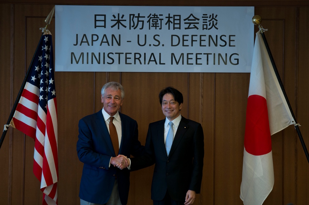 Hagel meets with Japanese officials