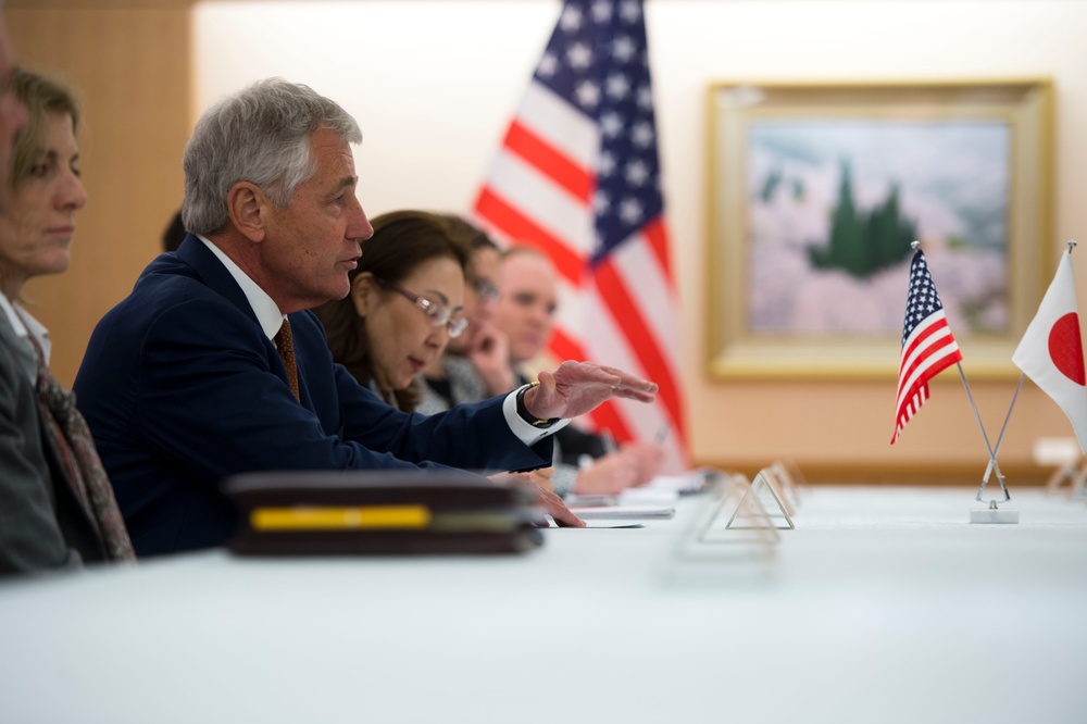 Hagel meets with Japanese officials