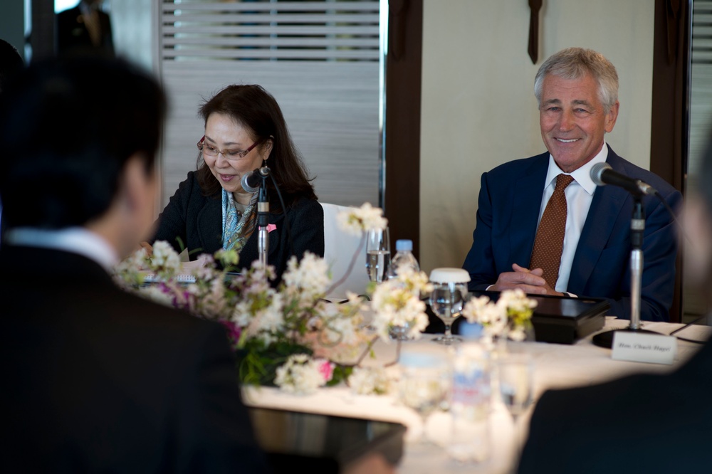 Hagel meets with Japanese officials