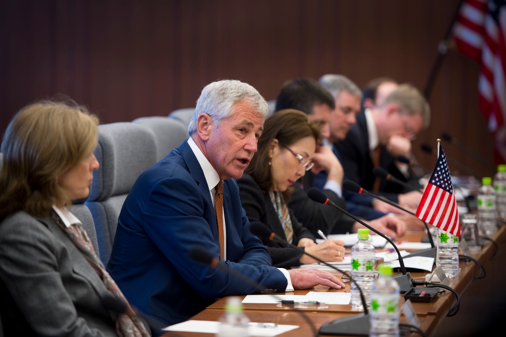 Hagel meets with Japanese officials