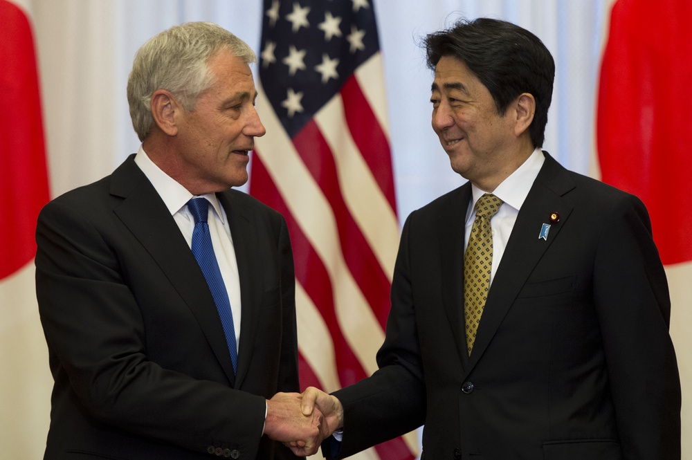 Hagel meets with Japanese officials