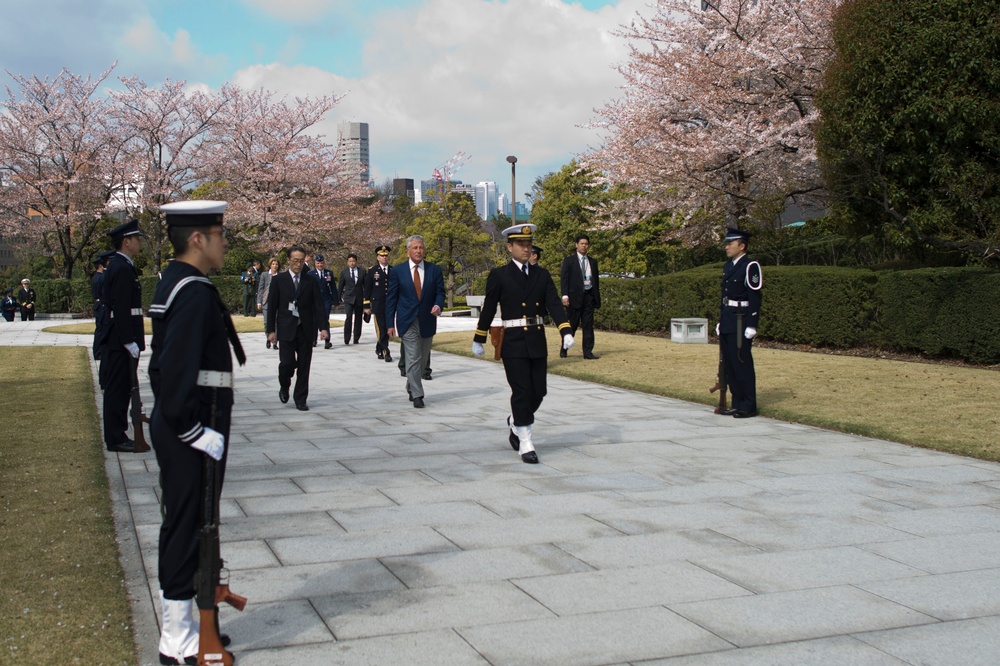 Hagel meets with Japanese officials