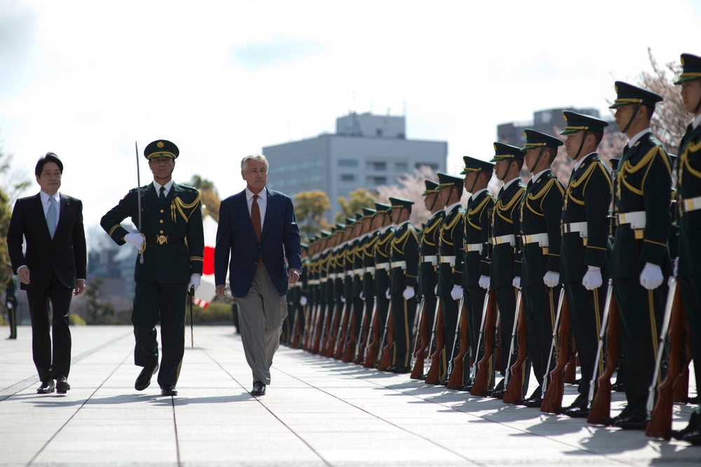 Hagel meets with Japanese officials