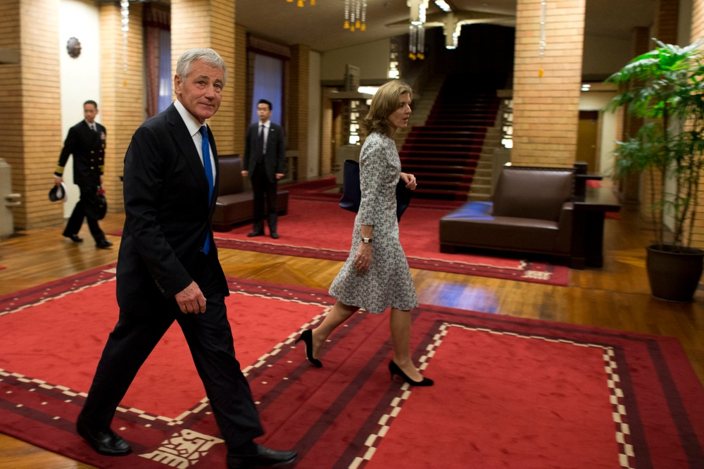 Hagel meets with Japanese officials
