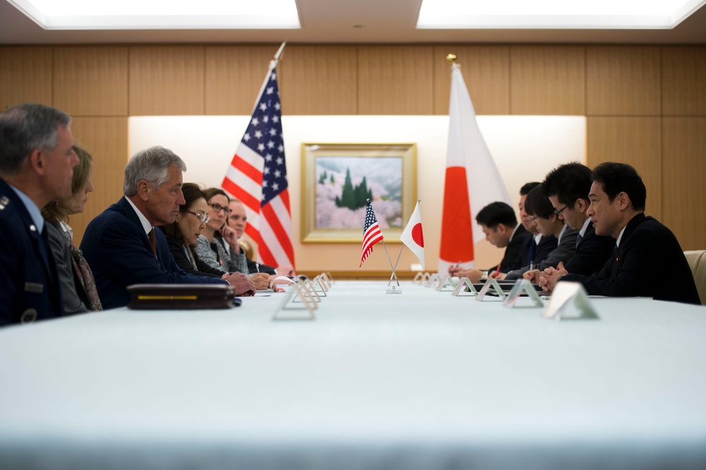 Hagel meets with Japanese officials