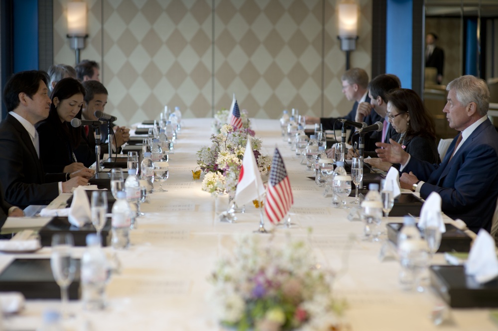 Hagel meets with Japanese officials