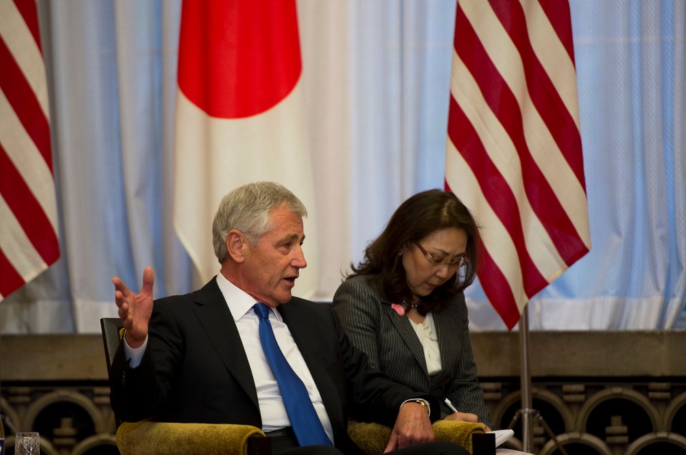 Secretary of defense meets with Japanese prime minister