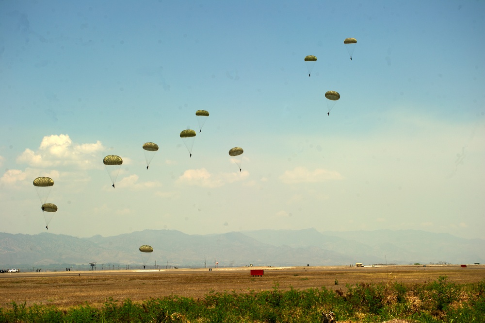 US Green Berets, Honduran paratroopers conduct partner jump in Honduras, exchange jump wings