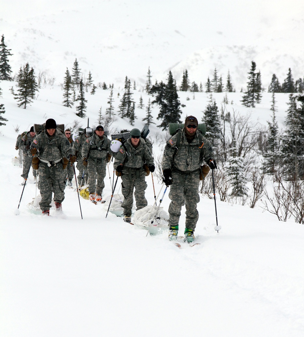Soldiers practice mountaineering
