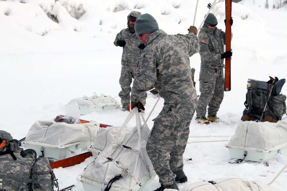 Soldiers prepare for mountaineering