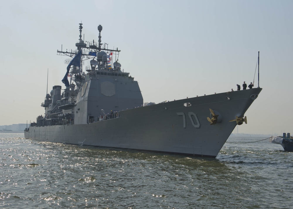 USS Lake Erie visits Osaka