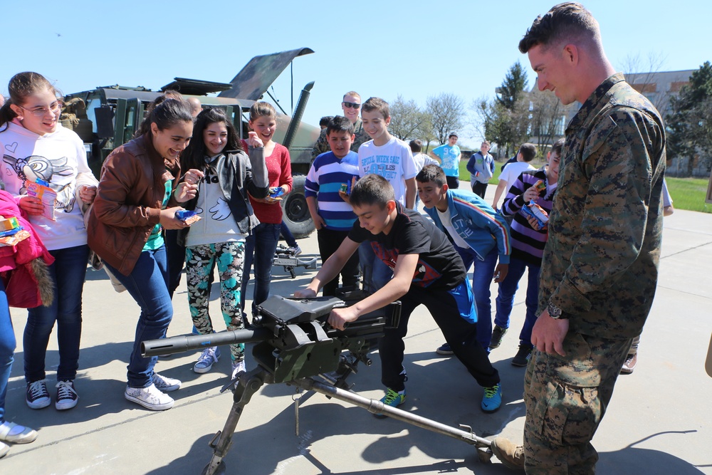 Marines perform static display for Romanian school children