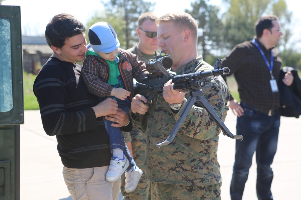 Marines perform static display for Romanian school children