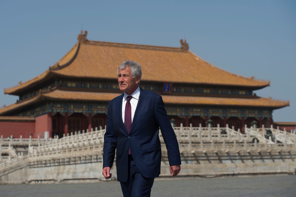 US Secretary of Defense tours Beijing