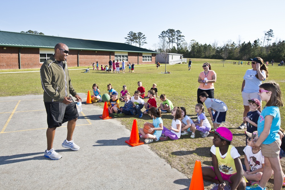 MWHS-2 volunteers at Creekside Elementary School