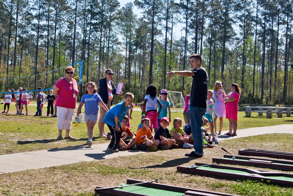 MWHS-2 volunteers at Creekside Elementary School