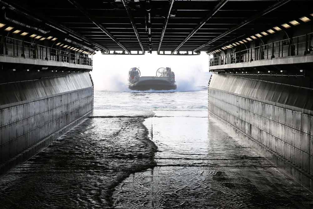 USS Makin Island launches 11th MEU Marines in LCACs