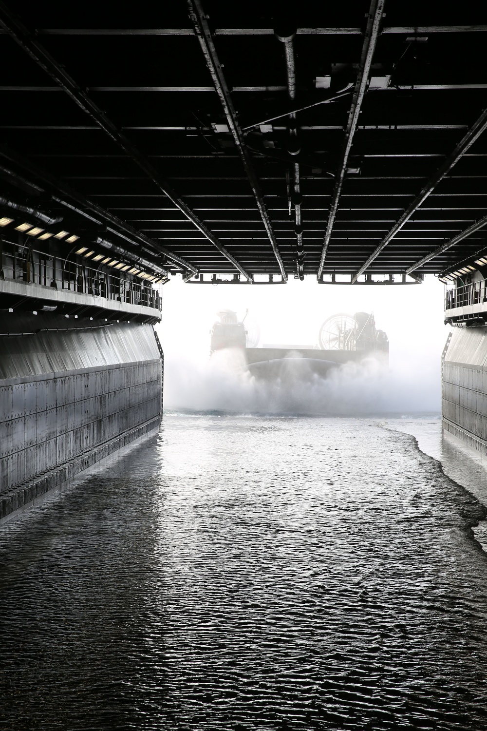 USS Makin Island launches 11th MEU Marines in LCACs