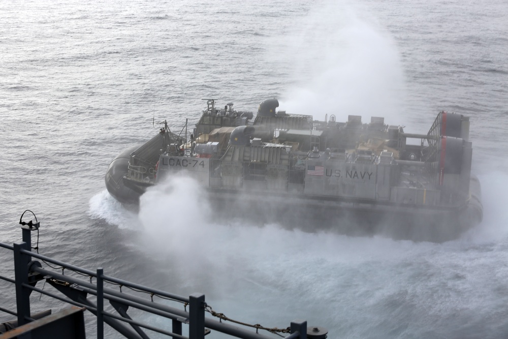 USS Makin Island launches 11th MEU Marines in LCACs