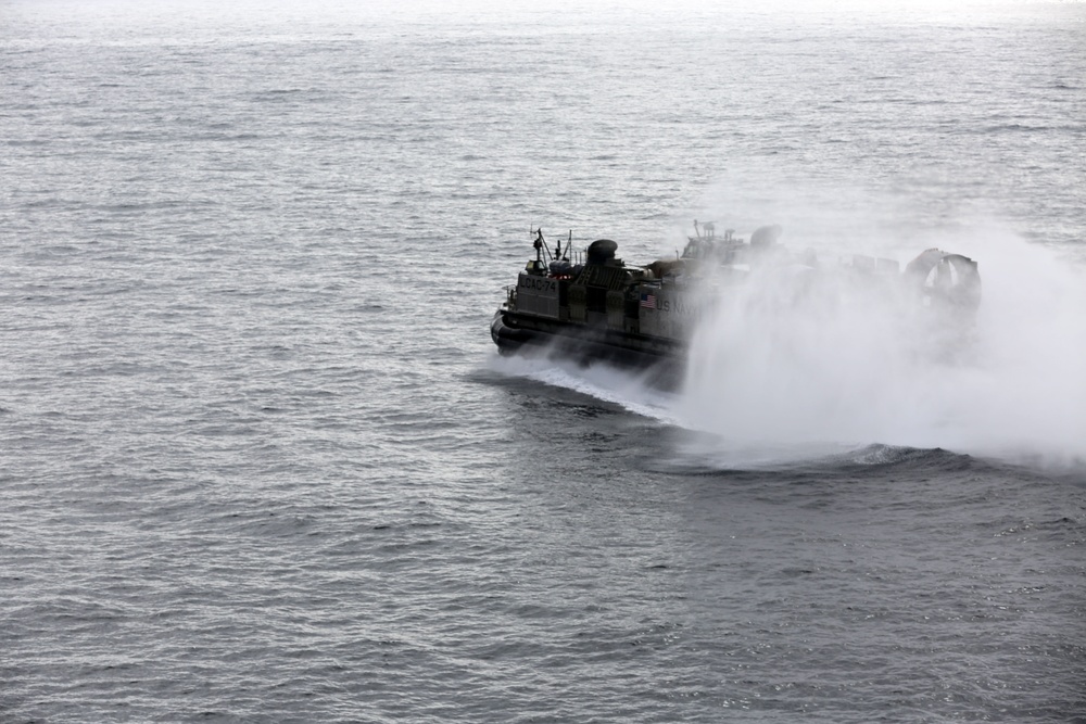 USS Makin Island launches 11th MEU Marines in LCACs