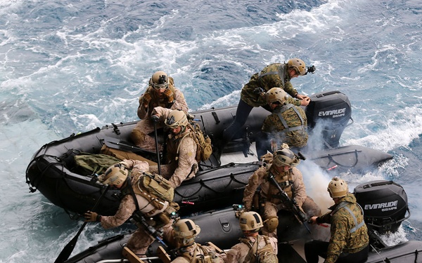 11th MEU raid force conducts VBSS