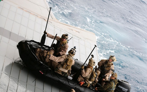 11th MEU raid force conducts VBSS