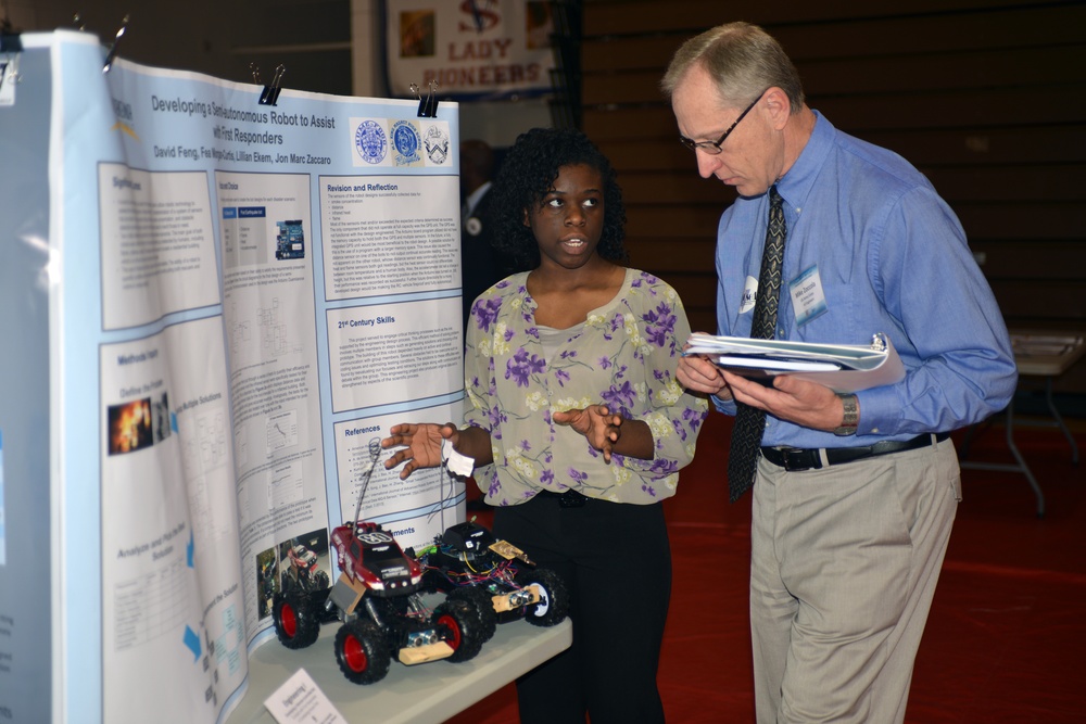 Corps grades student projects at STEM expo