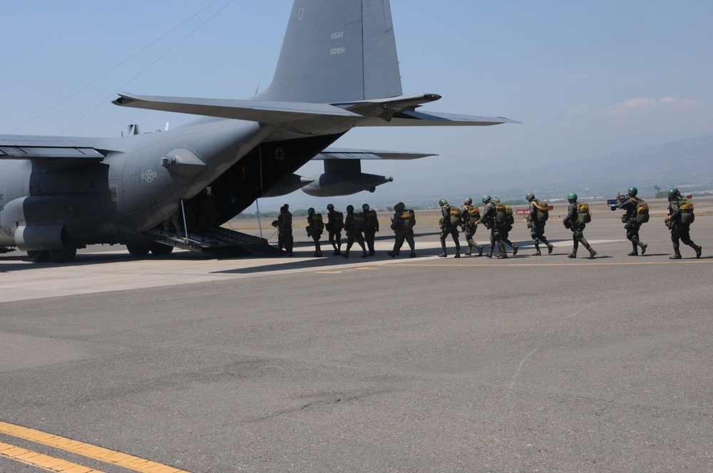 US Special Forces, Honduran paratroopers exchange wings after training jump