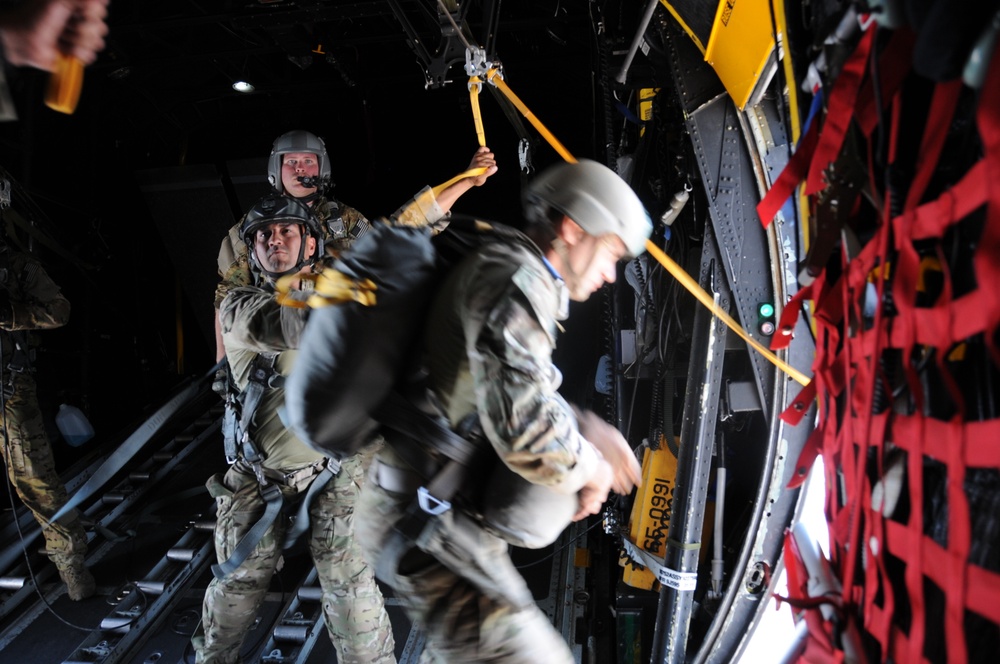 US Special Forces, Honduran paratroopers exchange wings after training jump