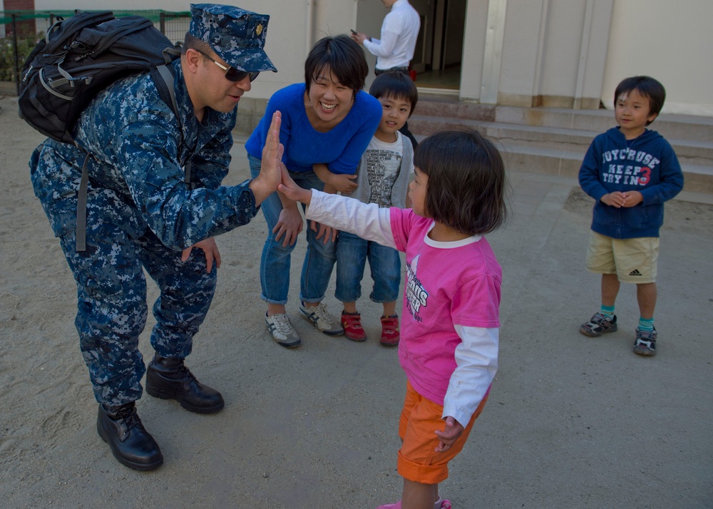 USS Lake Erie sailors give back