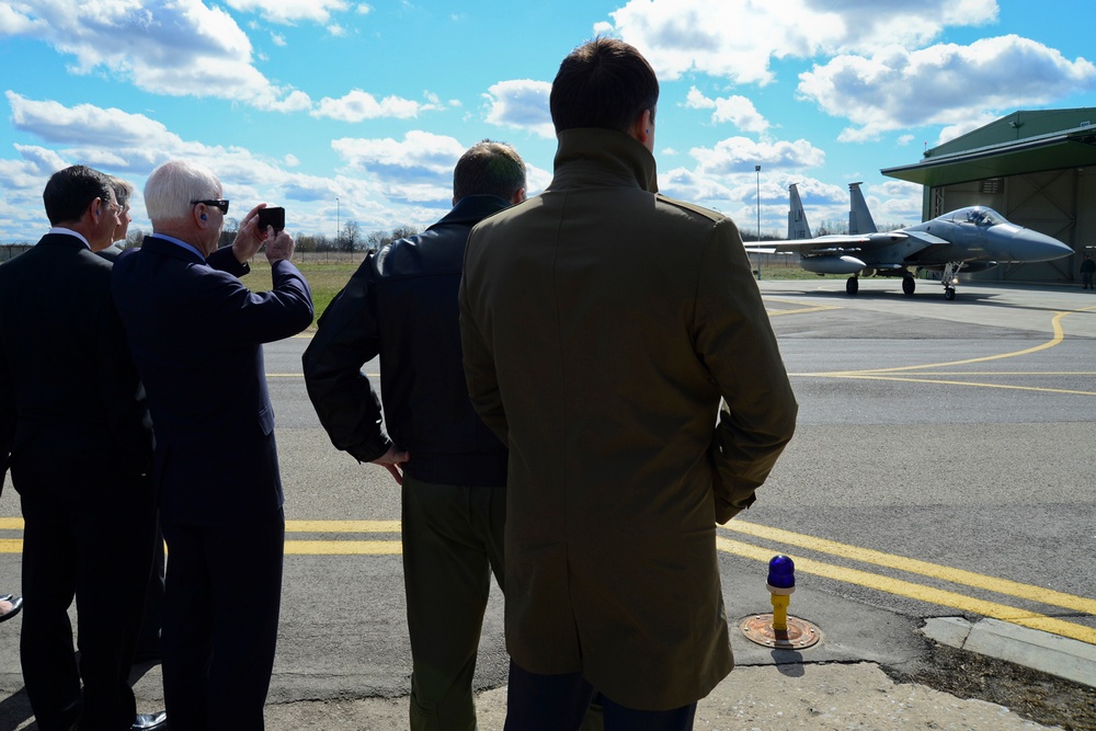 McCain, US senators visit NATO