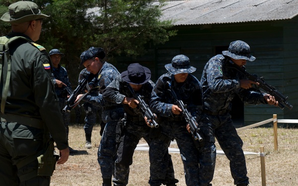 Honduran president visits TIGRES, Junglas and 7th Group Green Berets