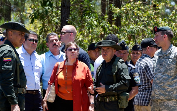 Honduran president visits TIGRES, Junglas and 7th Group Green Berets