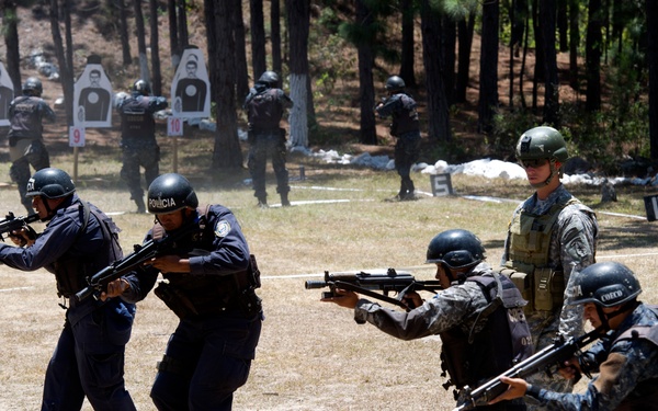 Honduran president visits TIGRES, Junglas and 7th Group Green Berets