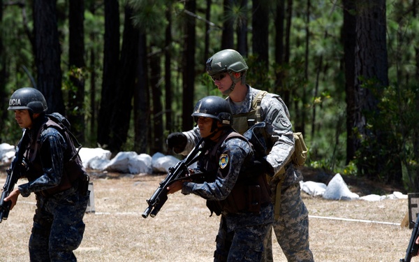 Honduran president visits TIGRES, Junglas and 7th Group Green Berets