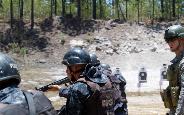 Honduran president visits TIGRES, Junglas and 7th Group Green Berets