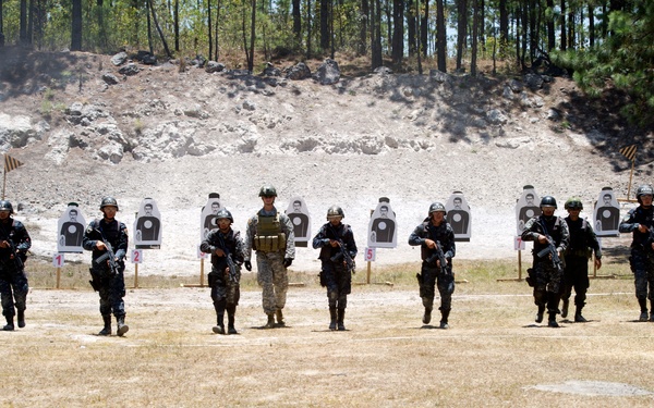 Honduran president visits TIGRES, Junglas and 7th Group Green Berets