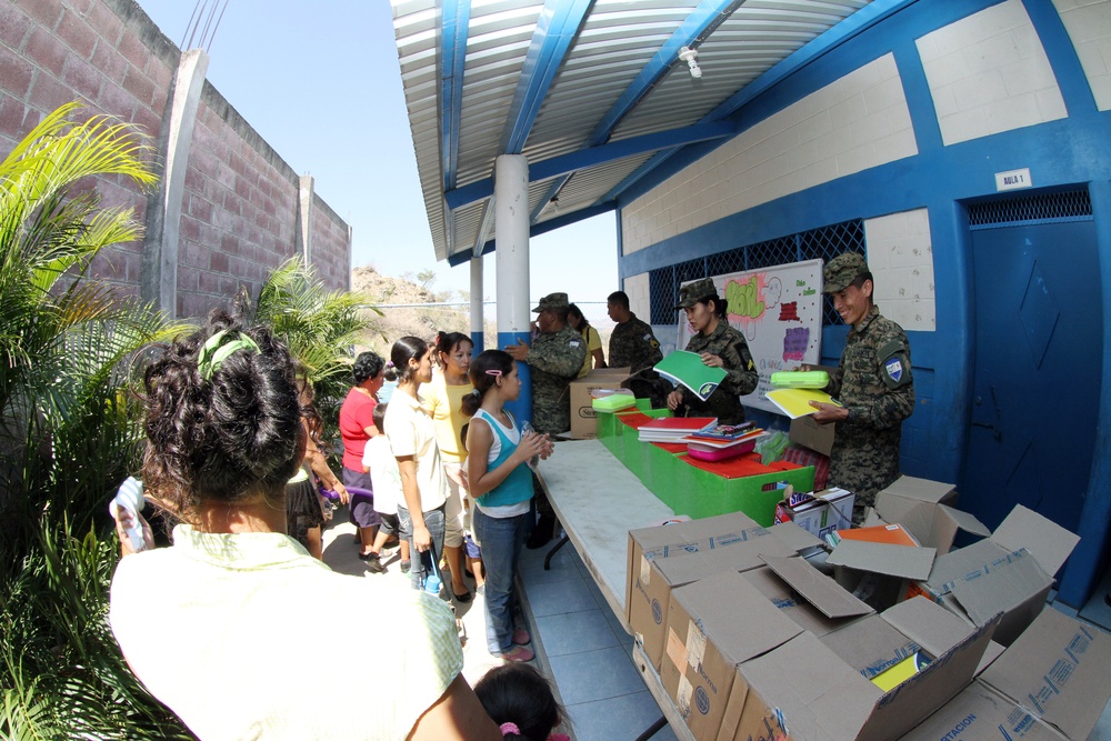 Salvadoran forces, SOCSOUTH give aid to poor farming communities