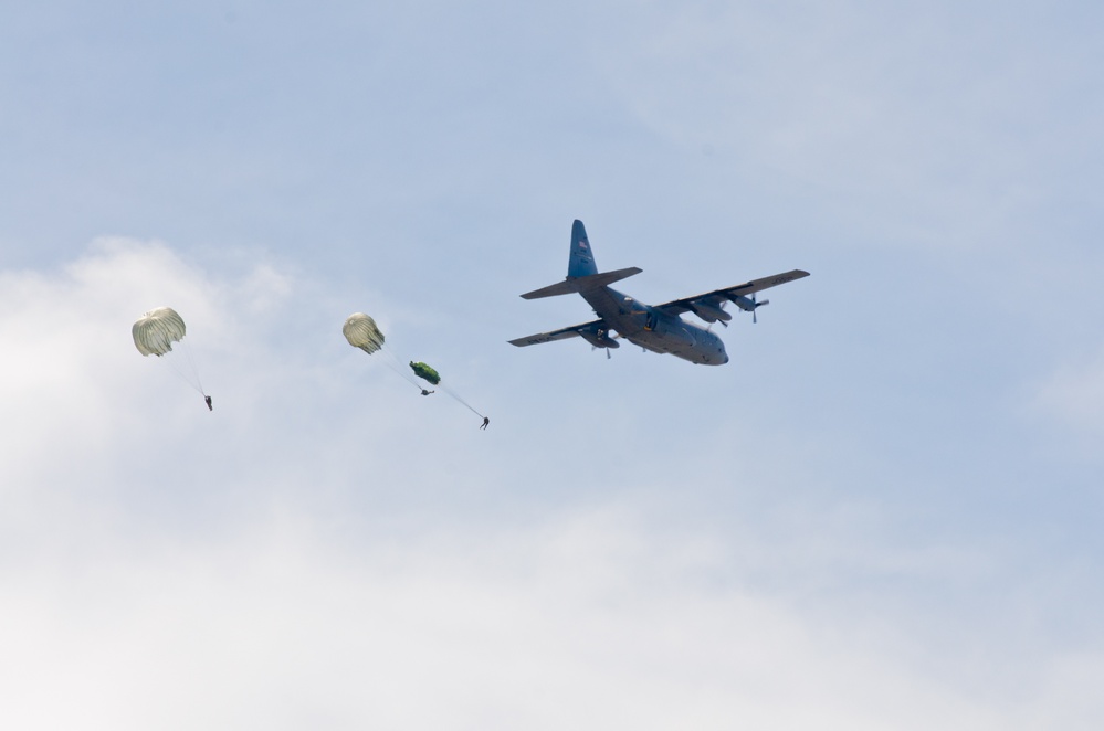 Army Reserve teams up with the Air Force Reserve's 440th Airlift Wing for joint airborne exercise